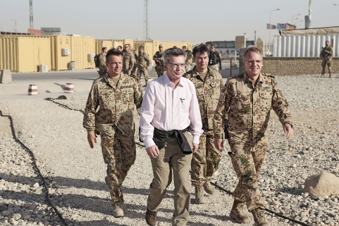 Saksa kaitseminister Thomas de Maiziere (keskel) Afganistanis.