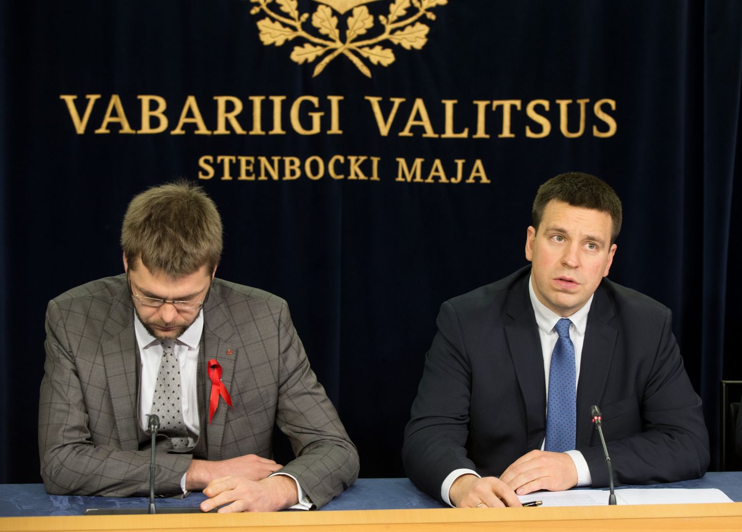 Peaminister Jüri Ratas (paremal) ning tervise- ja tööminister Jevgeni Ossinovski.