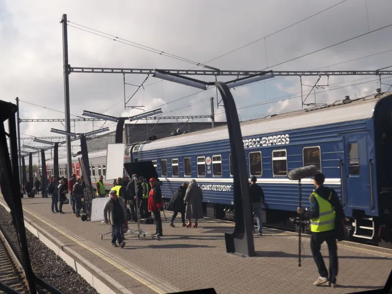 Съемочная группа на перроне Балтийского вокзала. Только после прибытия московского поезда нам дают добро на отправление. Фото: