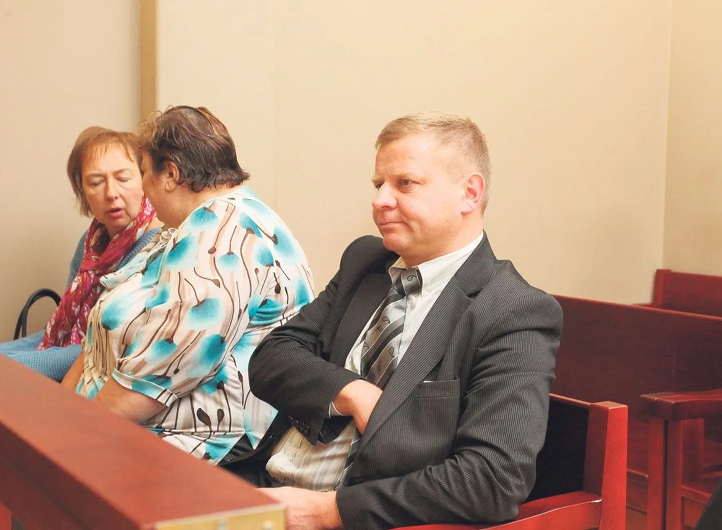 Kallaste endine linnapea Viktor Nukka ning raamatupidajad Aive Laumets (keskel) ja Kiira Leonova kohtusaalis.