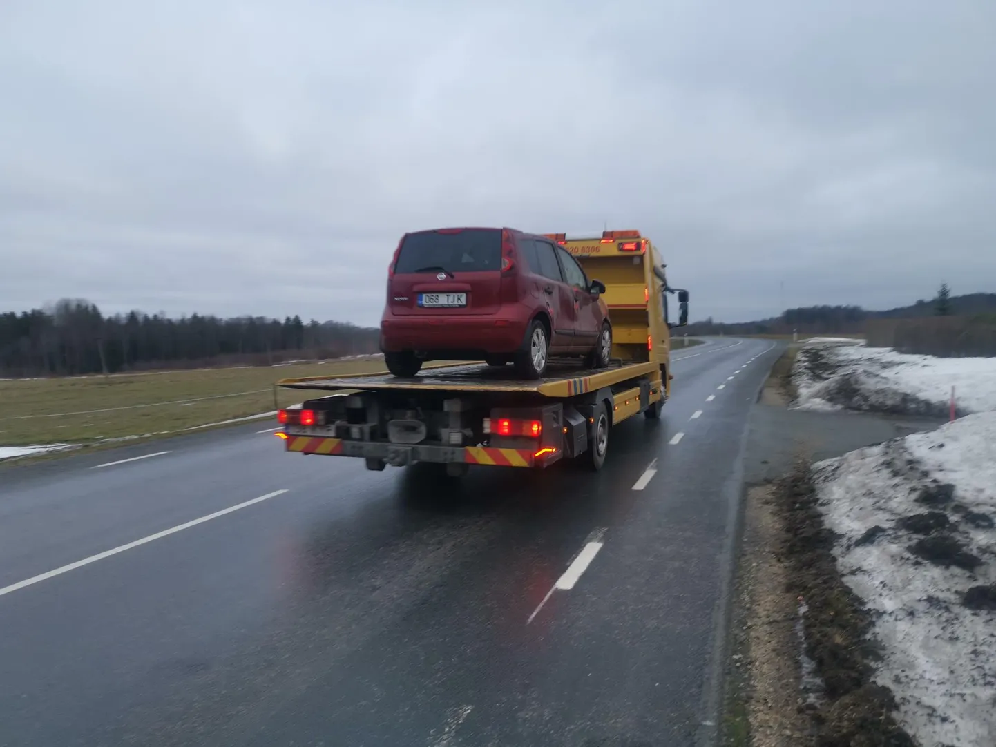 Puksiir aitas Nissani tagasi neljale rattale ning teisaldas katusel maandunud auto sündmuskohalt.