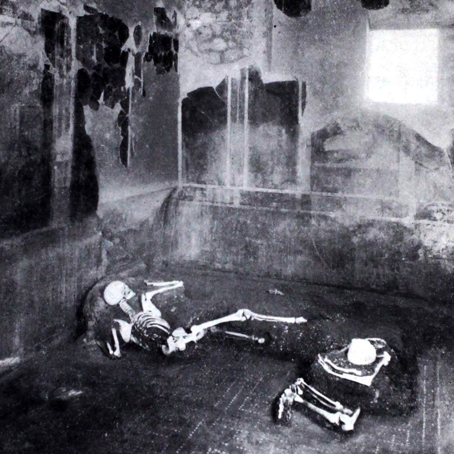 Käsitöölise majast leitud inimjäänused fotol aastast 1934.