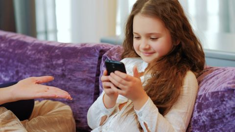 UURING ⟩ Üle veerandi lapsevanematest leiab, et nende laps on telefoni kasutades tujukam