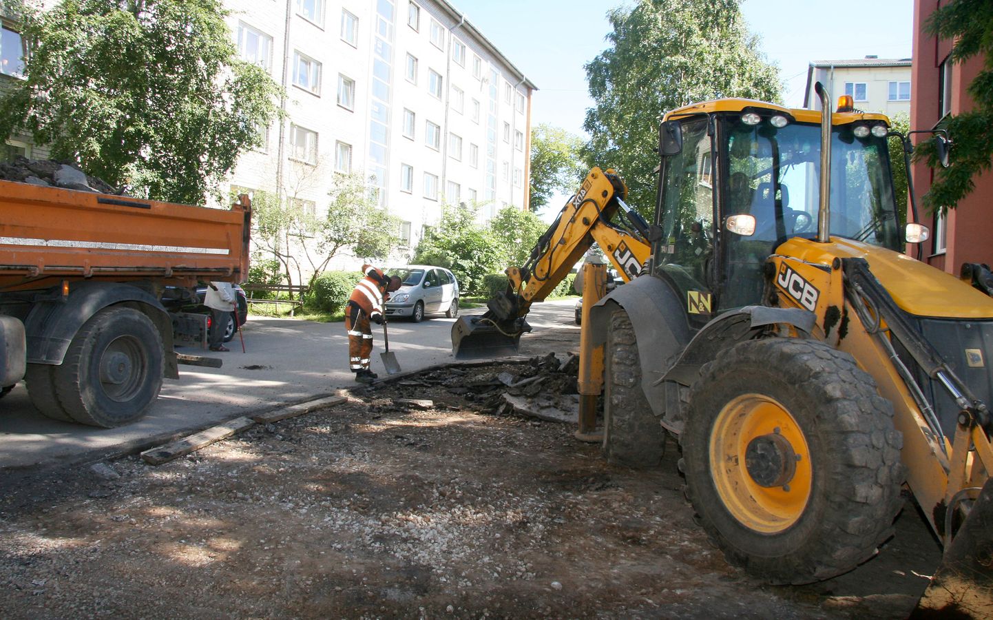 Капремонт городских улиц работники "N&V" начали с внутриквартальной дороги на Мыйза теэ, 7.