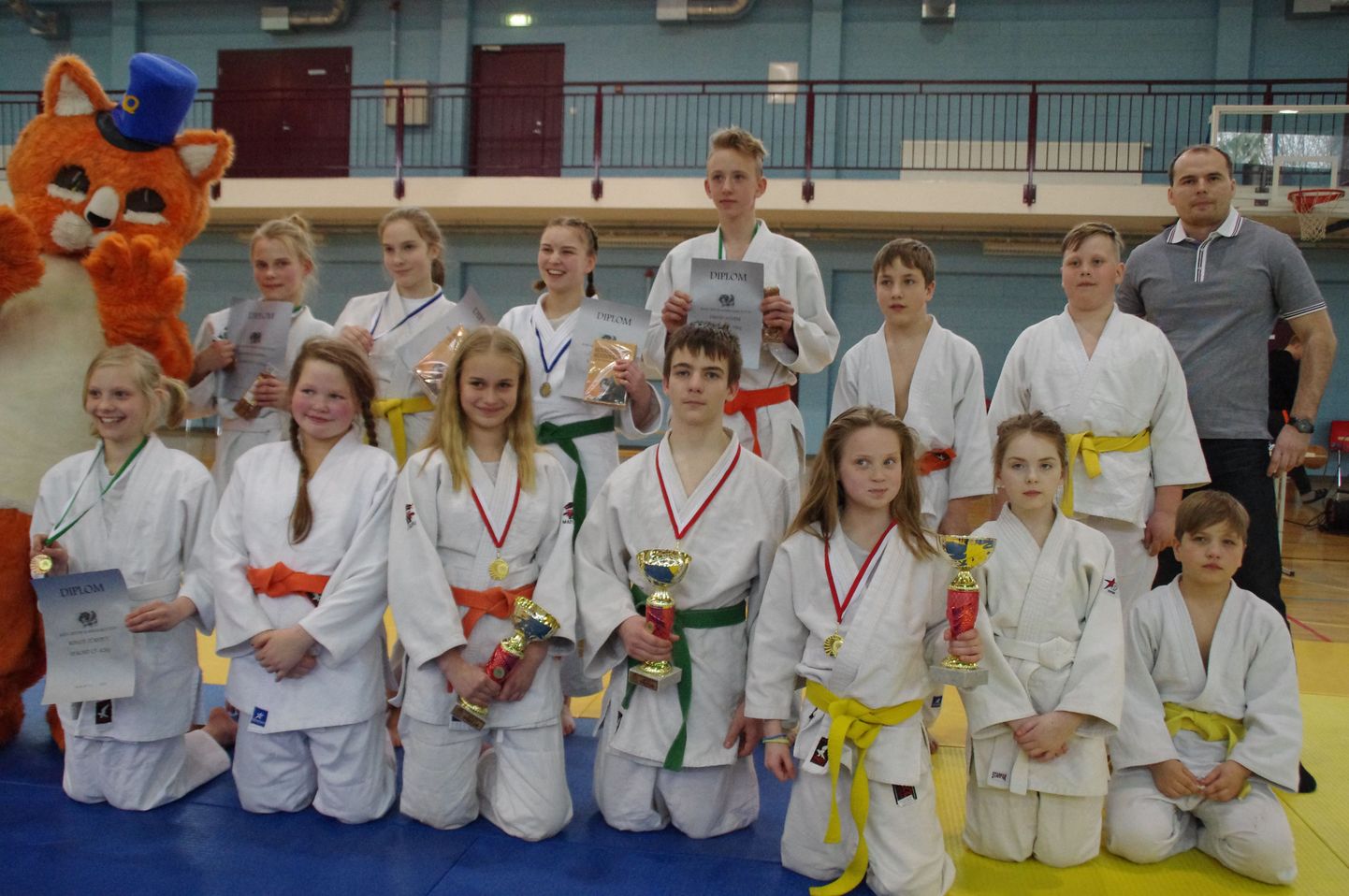 Edukad Pärnu judoklubi Samurai noorsportlased koos treener Asko Loogaga
