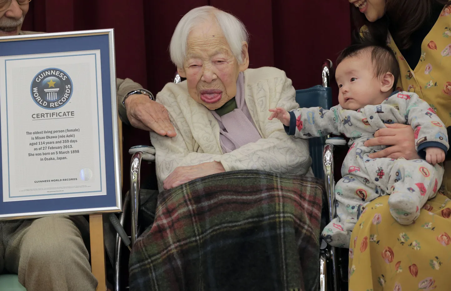 114-aastane Misao Okawa koos kahekuuse lapselapselapsega Hibiki Okawaga ning Guinnessi rekordite raamatu sertifikaadiga Osaka hooldekodus.