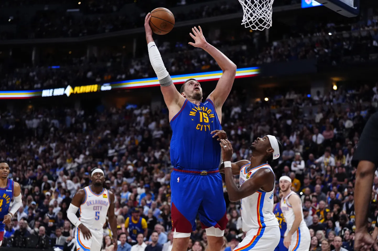 Denver Nuggetsi tsenter Nikola Jokic viskas Oklahoma City Thunderi vastu 20 punkti ja teenis 16 lauapalli.
