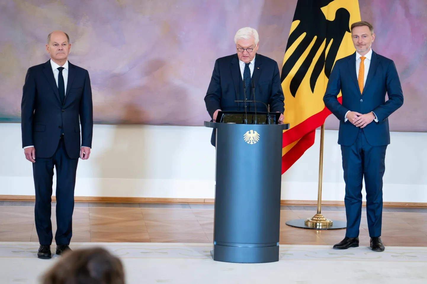 Saksamaa president koos kantsler Olaf Scholziga rahandusminister Christian Lindneri ametist vabastamisel 7. novembril 2024.