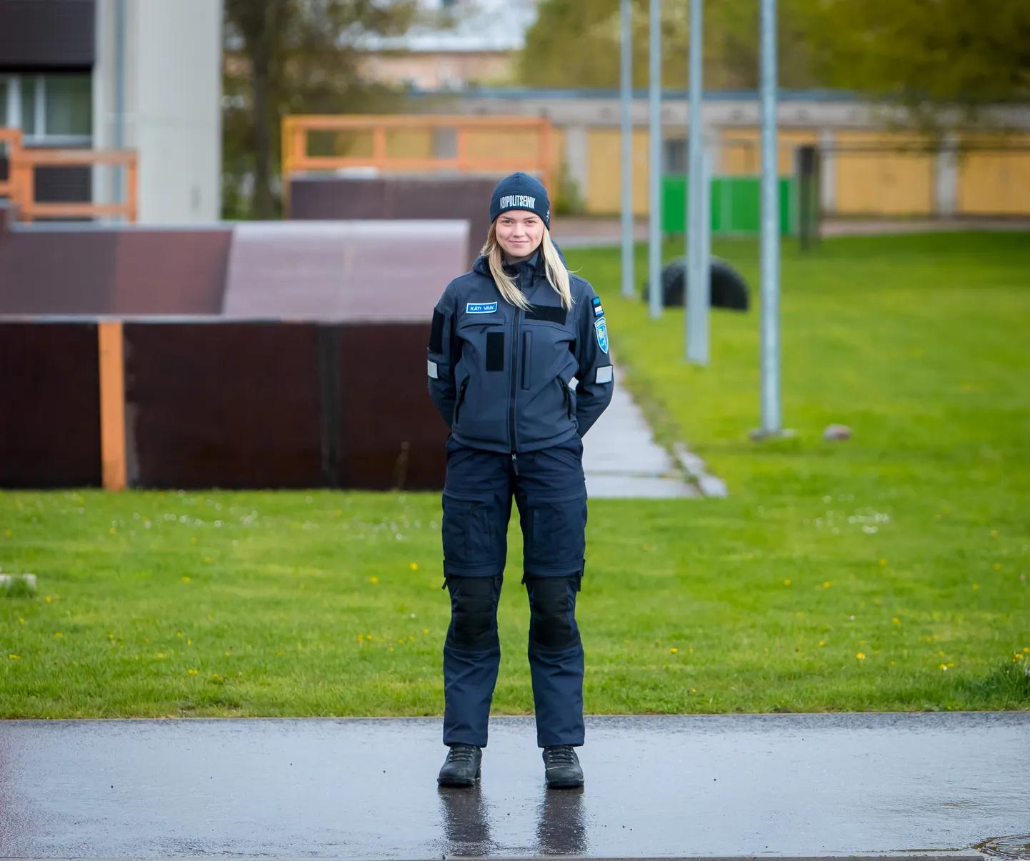 KUI POLITSEITÖÖ KUTSUB: Käti Väin ei lasknud ennast heidutada asjaolust, et päris politseinikuks õppima ta minna ei saanud, ning tunneb rõõmu abipolitseinikuna tegutsemisest.