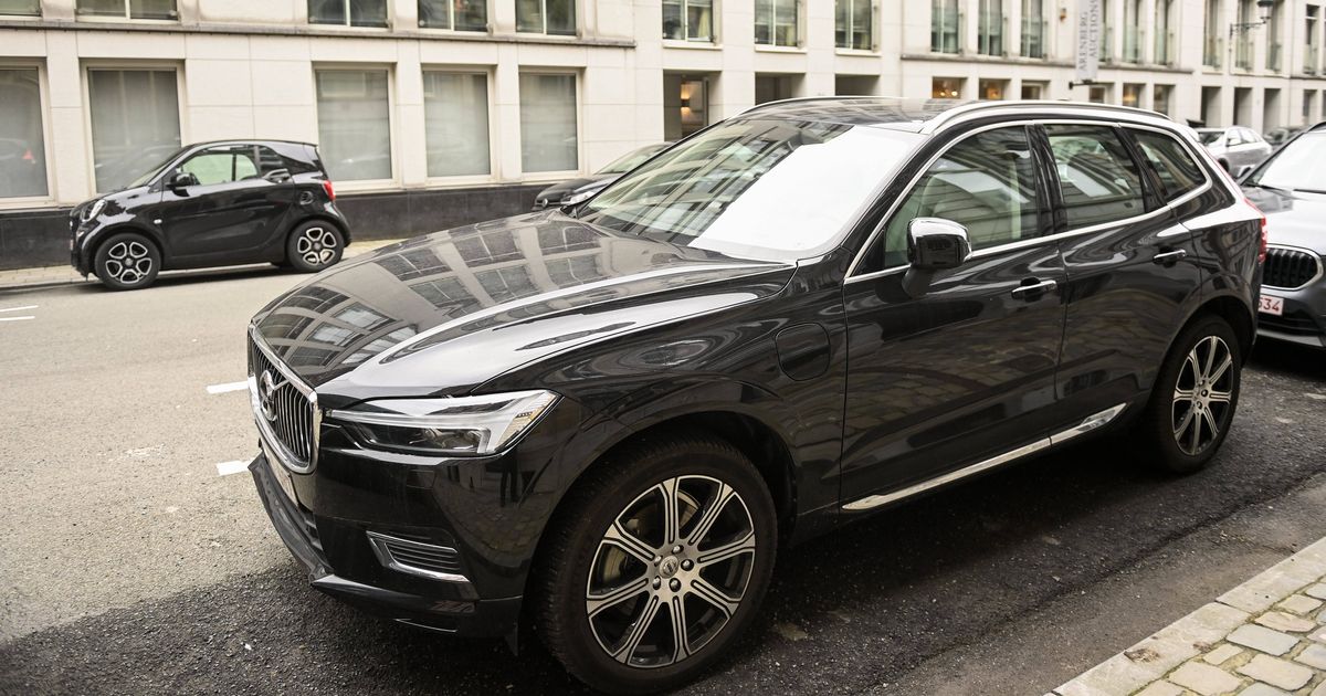 Riia aktivistid lasevad tühjaks keskkonda reostavate maasturite kumme