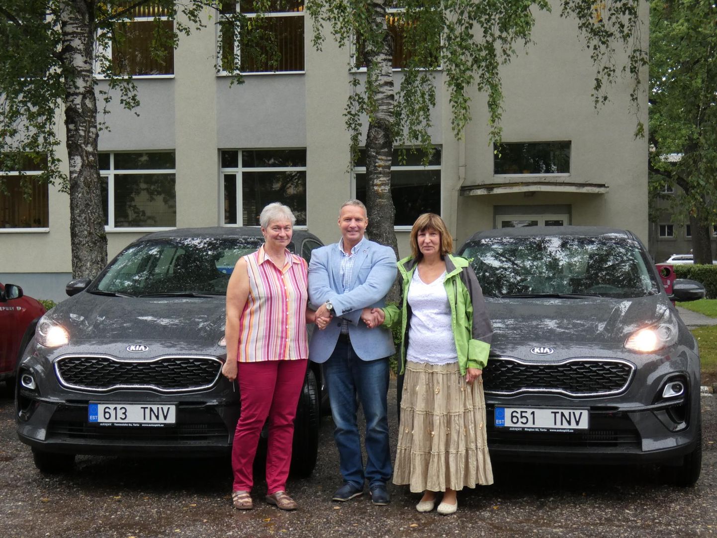 Sotsiaaltöötajad Anu Tamm (vasakul) ja Eevi Veerme saavad liikuma hakata uute tööautodega. Sõidukite võtmed andis neile üle sotsiaalvaldkonna asevallavanem Jüri Konrad. FOTO: Teve Rajamets