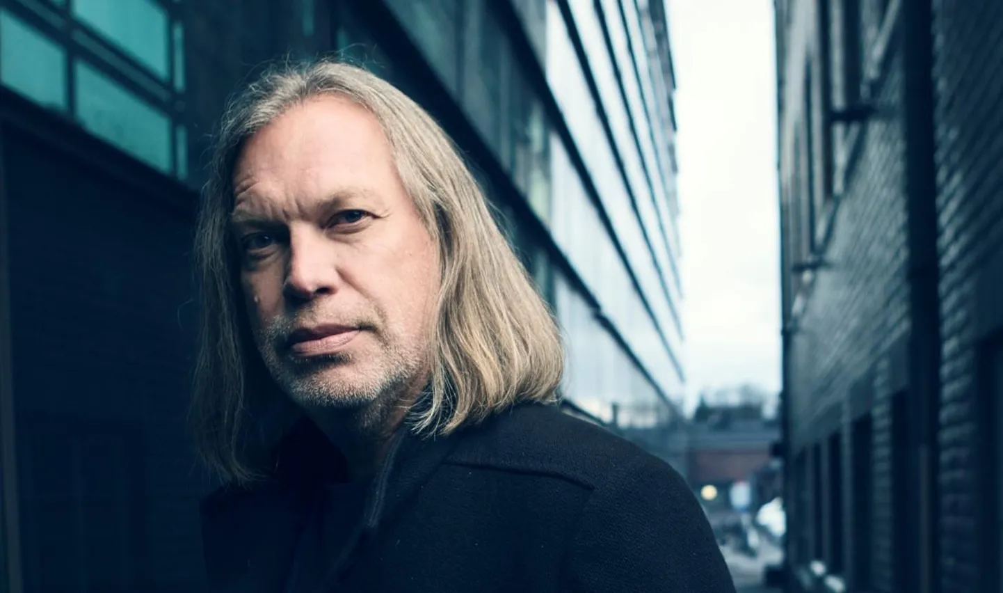 Arto Olavi Salonen on Helsingi ülikooli kasvatusteaduste dotsent, Ida-Soome Ülikooli ökosotsiaalsete heaolu-uuringute dotsent ja ühiskonnateaduste professor. Samuti on ta Soome Sisekaitsekõrgkooli säästva arengu dotsent.