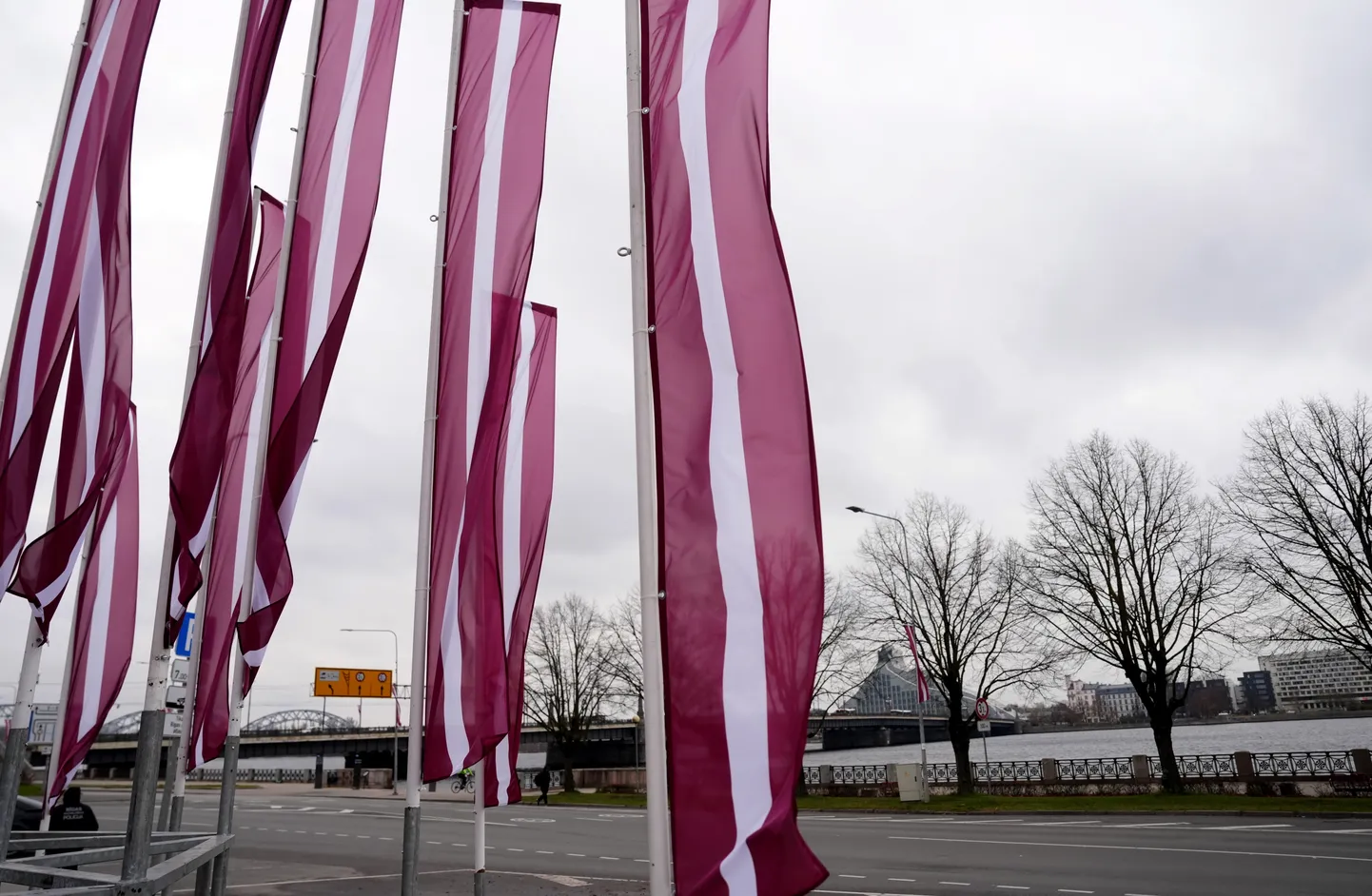 Statīvs ar Latvijas karogiem 11. novembra krastmalā.