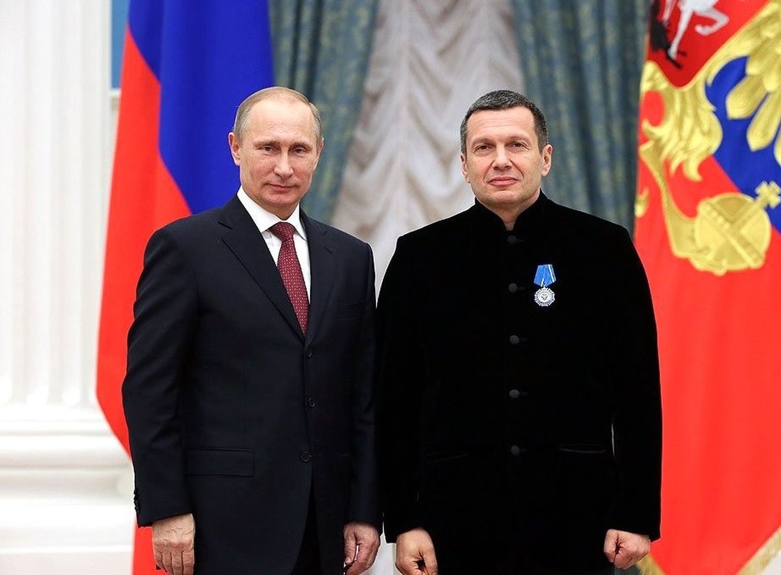 Путин награждает пропагандиста Владимира Соловьева орденом Почёта. Москва, Кремль, 25 декабря 2013 года.