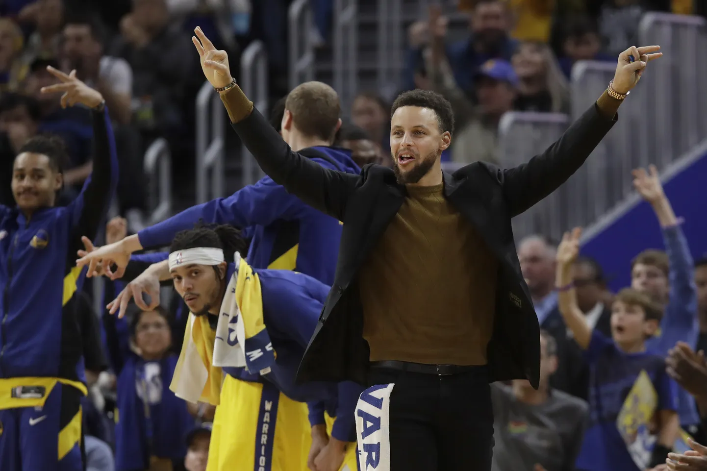 Vigastatud Stephen Curry meeskonna edu üle rõõmustamas