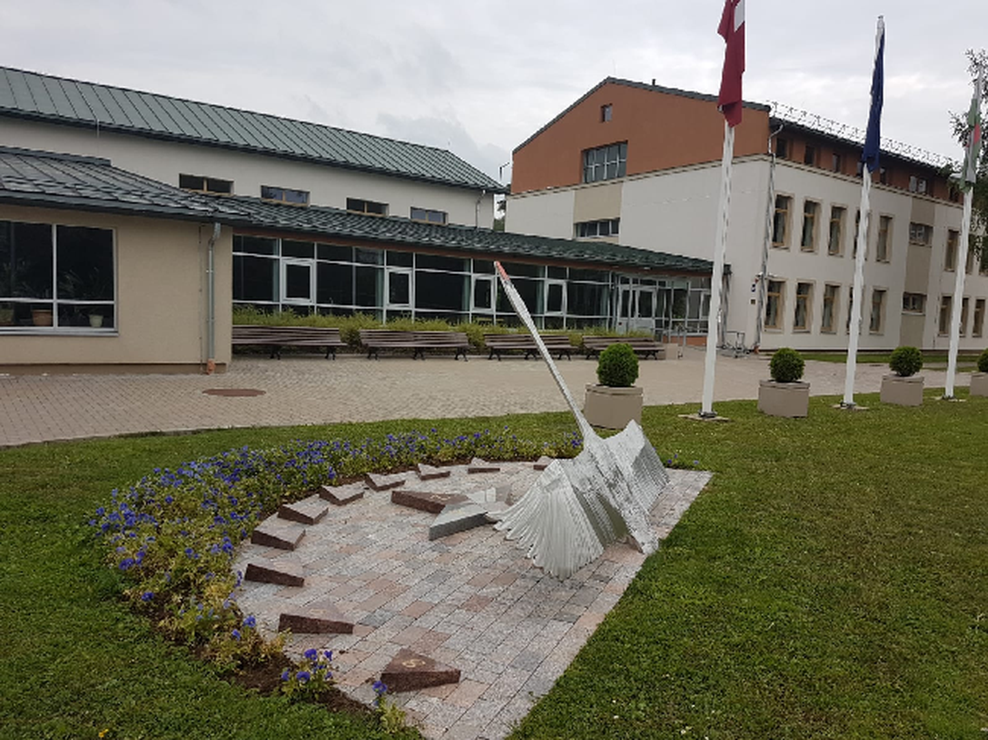 Gulbene koolimaja ees olev skulptuur kujutab Gulbene vapilooma luike.