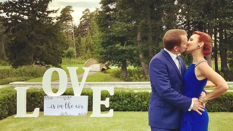 Смотрите: самая горячая красотка-политик Эстонии страстно целуется с мужем