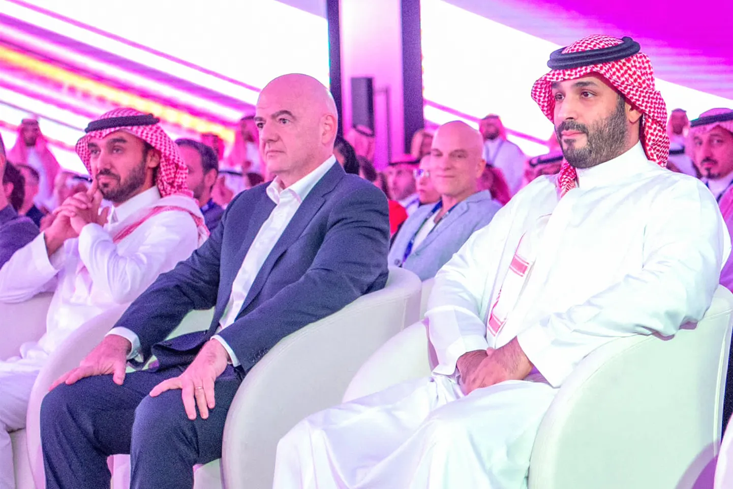 Saudi Araabia kroonprints Mohammed bin Salman (paremal) ja FIFA president Gianni Infantino (keskel) nädalapäevad tagasi E-spordi MMi avamisel Ar-Riyādis.
