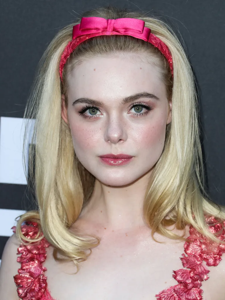 Näitlejanna Elle Fanning rõhutab roosat kandes oma roosinupuvärsket nooruslikku sarmi.
