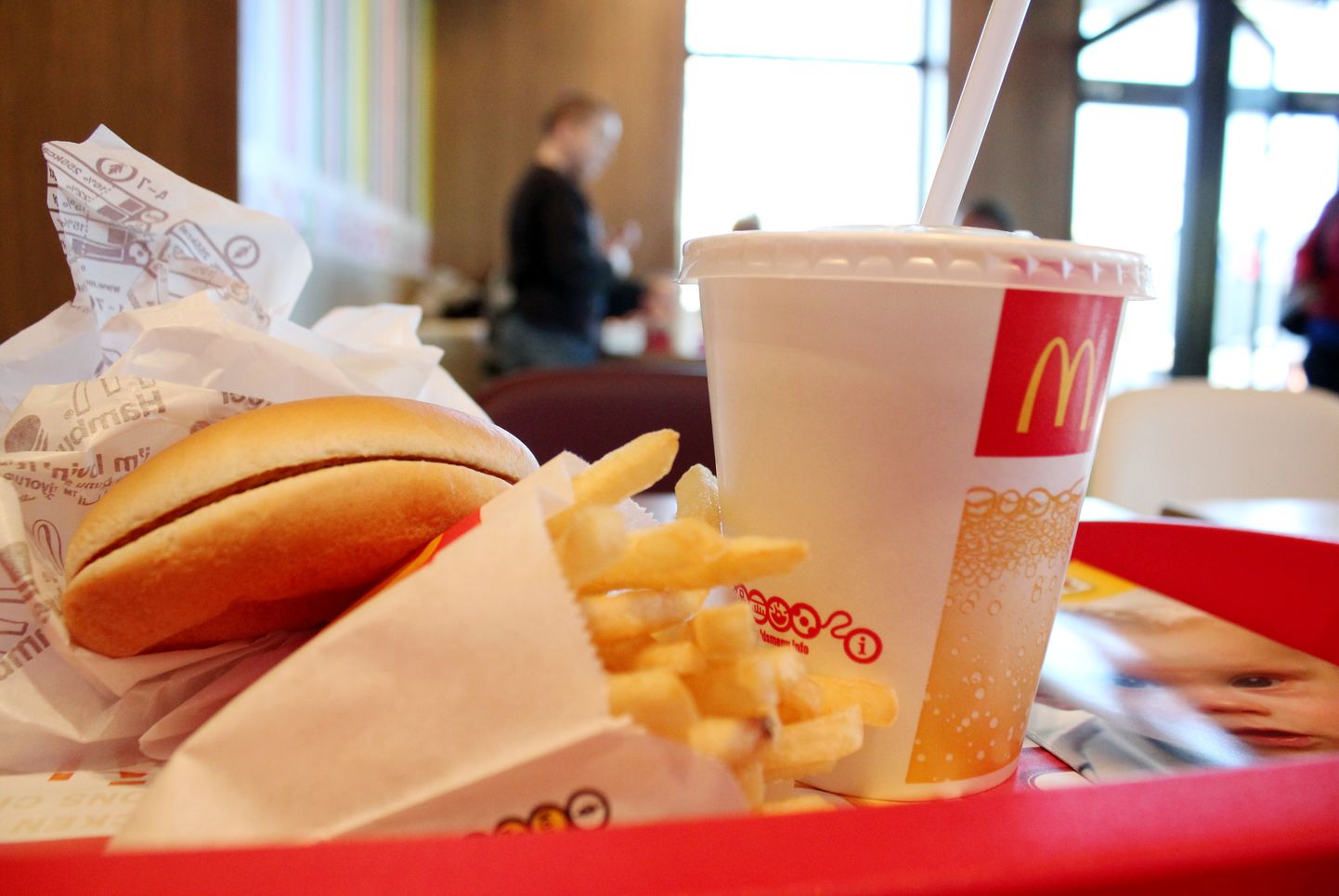 Ātrās apkalpošanas restorān "McDonalds" ēdiens.