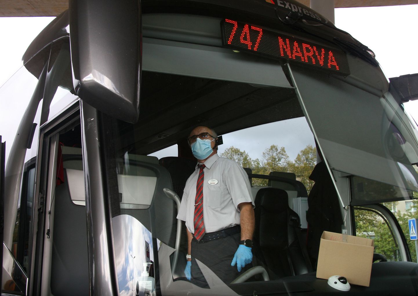 Водители автобусов надевают маски и перчатки во время общения с пассажирами.