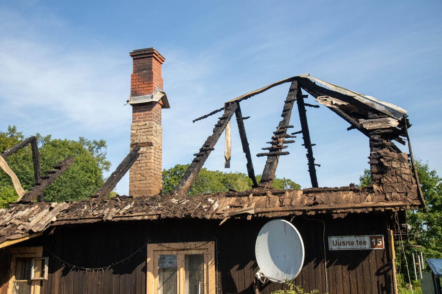 Neljapäeva varahommikul veidi pärast kella viit sai häirekeskus teate, et Viljandi vallas Uusna külas põleb elumaja.