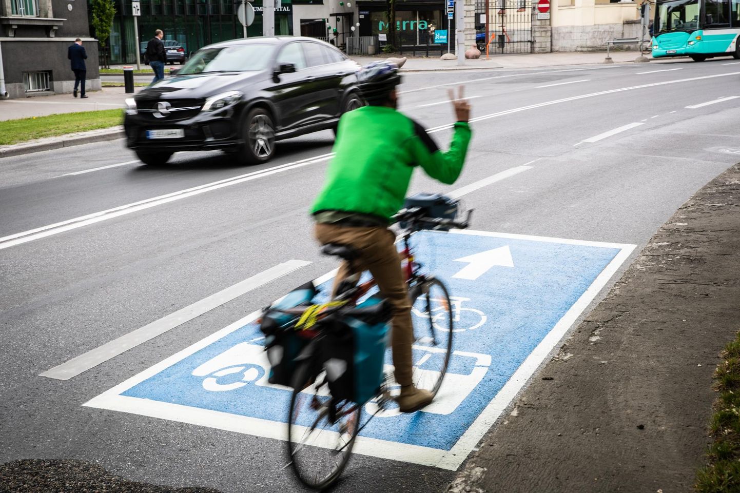 Estonia puiestee on tihedalt täis joonistatud suuri siniseid märke, mis annavad teada jalgratturite õigusest bussirajal sõita.