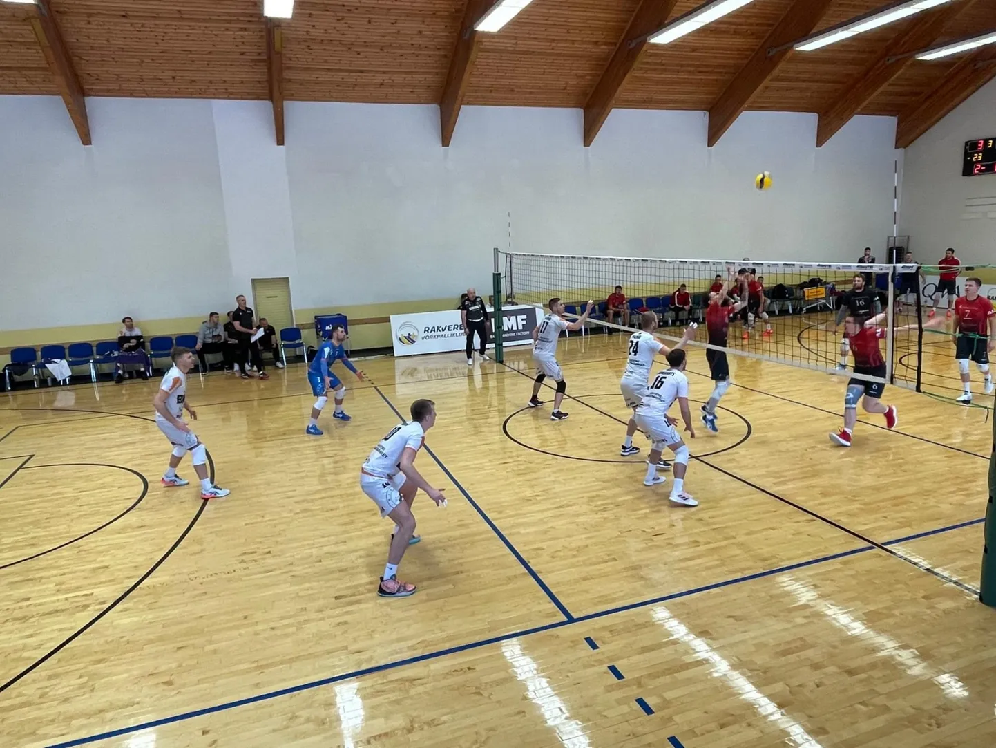 Rakvere Võrkpalliklubi (valges) alistas pingelises seerias Tallinna Ülikooli ja jätkab esiliigas võidu püüdmist.