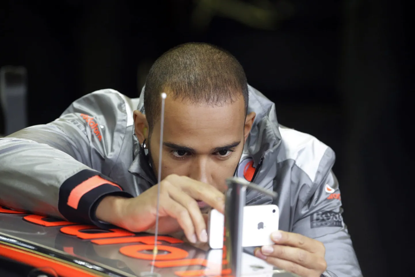 Lewis Hamilton peab edaspidi hoolikamalt vaatama, mida pildistab.
