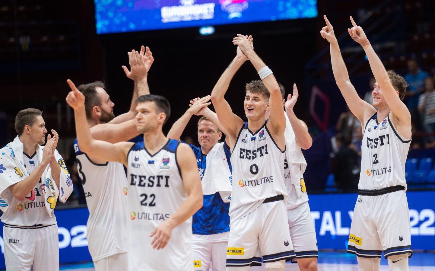 Eesti on saanud oma korvpalliajaloo 80. võidu ametlikes mängudes, olles just alistanud Suurbritannia 94:62. On Milano, 2022. aasta septembri algus. Koondislased tänavad fänne.
