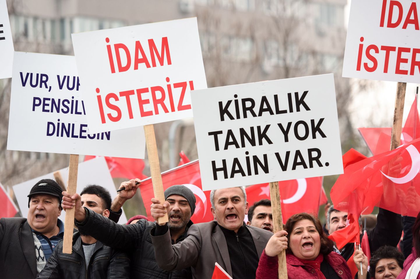 Türgi meeleavaldajad nõudmas surmanuhtluse taastamist.