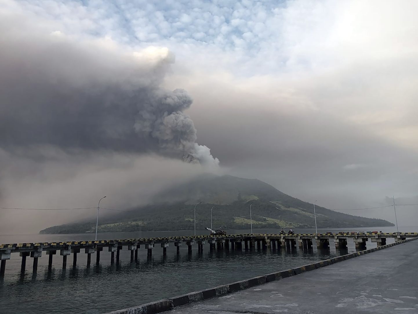 Vulkaanipurske järel on antud piirkonnale ka tsunamihoiatus.