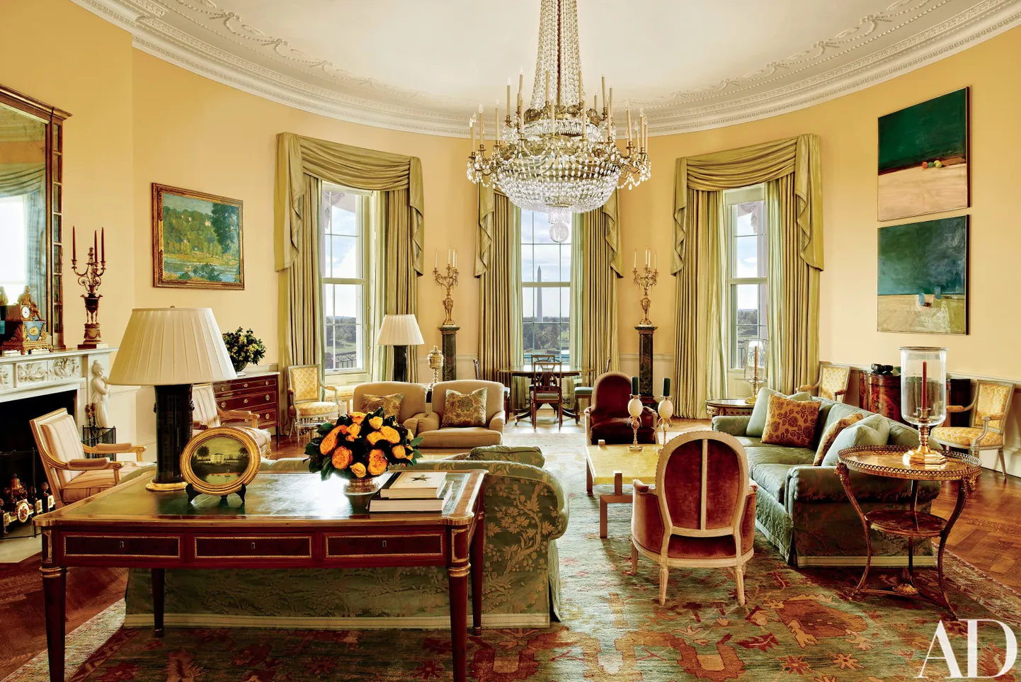Valge Maja Yellow Oval Room'i ehk Kollase Ovaaltoa seinu ehivad hetkel Paul Cézanne'i ja Daniel Garberi kunstiteosed