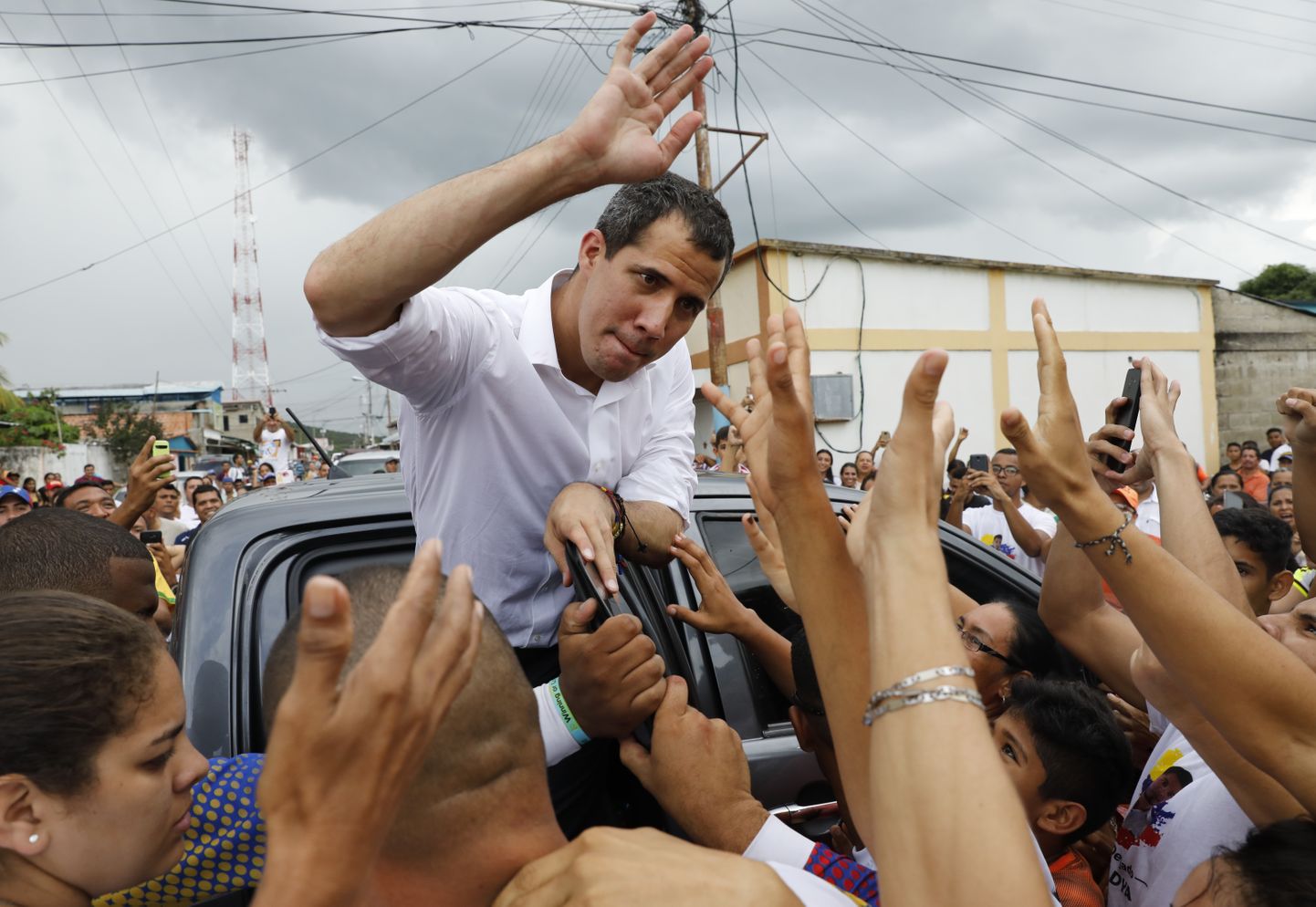 Juan Guaidó oma poolehoidjate keskel.
