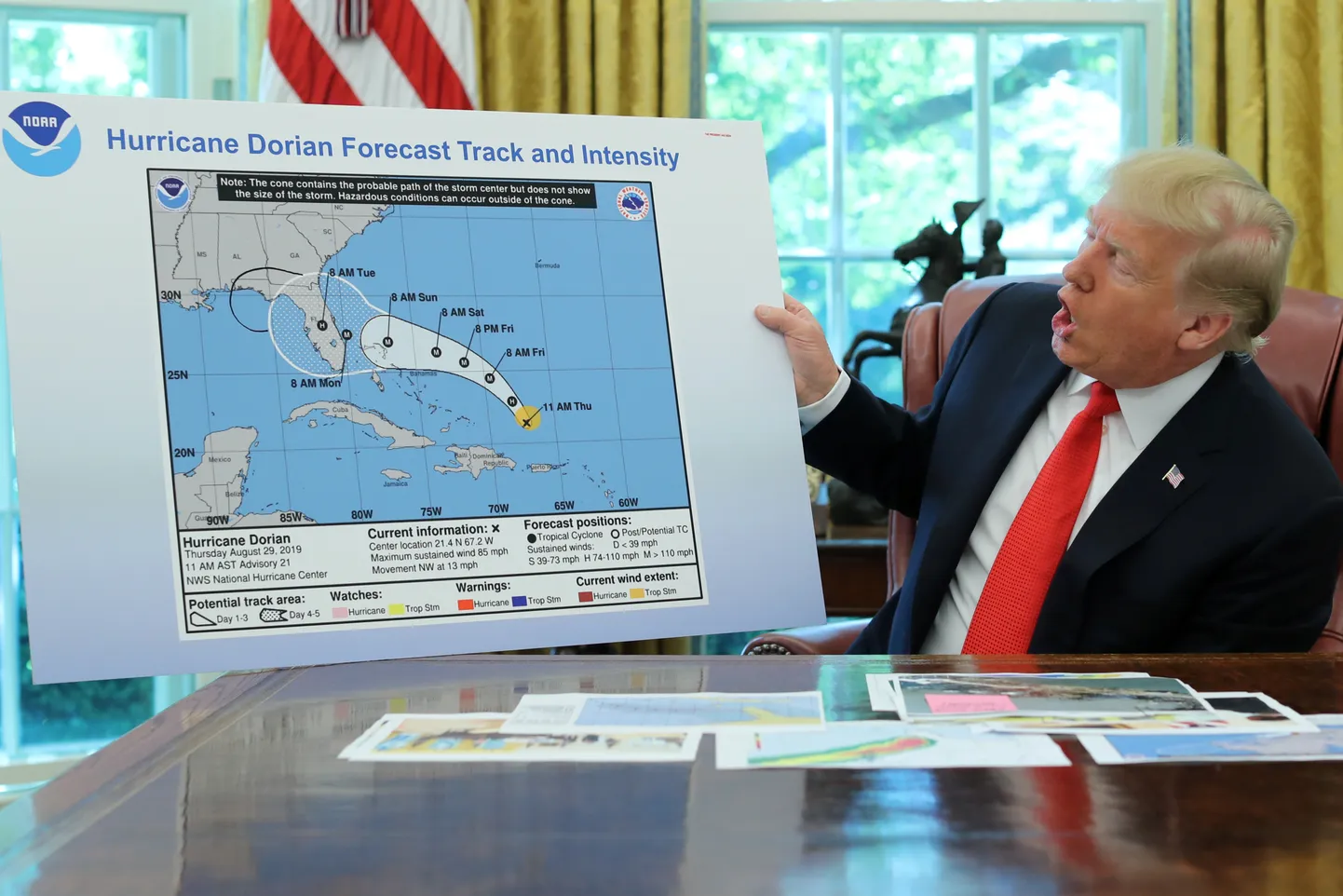 Donald Trump orkaanikaardiga.