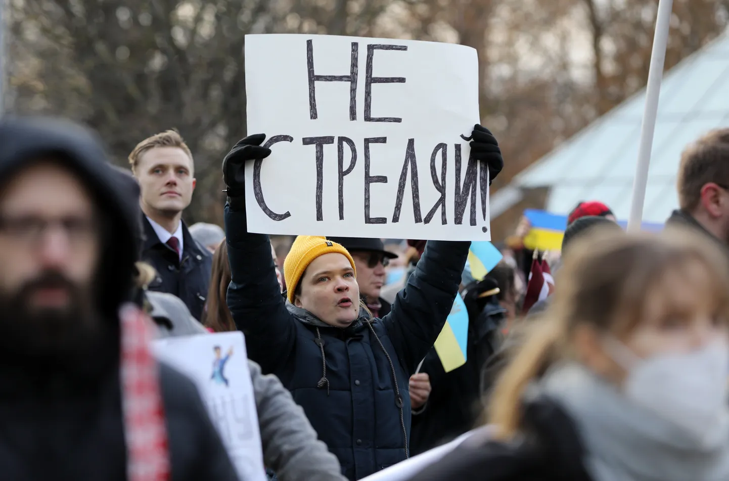 Акция напротив посольства России в Риге против агрессии в Украине