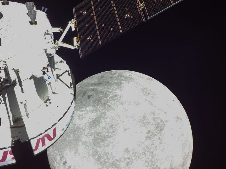 Космический корабль "Орион" и Луна