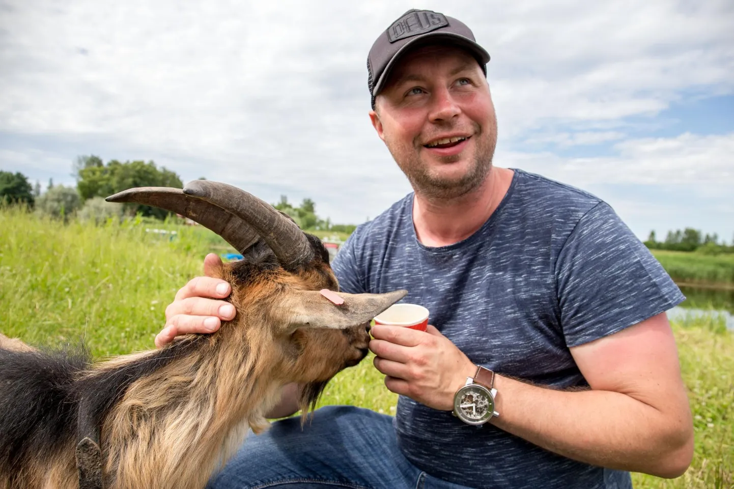 “Pole just palju kohti, kus kail kepsutab saabujatele vastu kits, meie loomaaia suvekülaline,” rääkis Sauga jõe äärde jääva Fishing Village’i tegevjuht Jakob Kose.