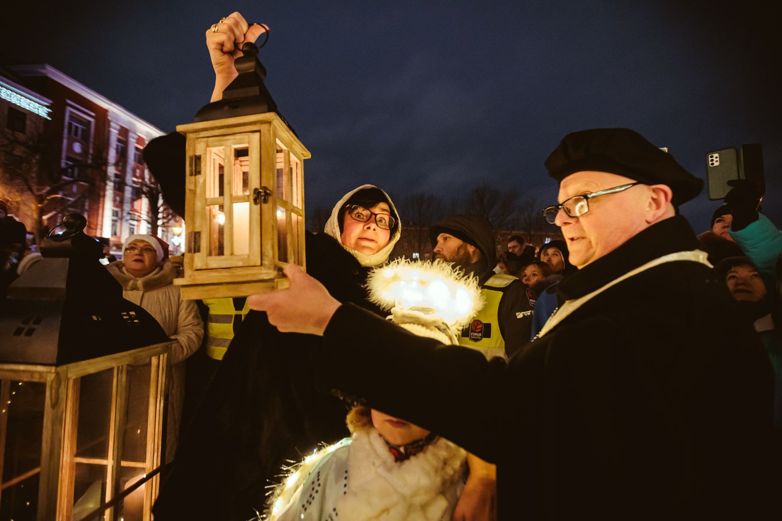 Катри Райк и священник Владимир Батухтин зажгли в Нарве первую свечу адвента.