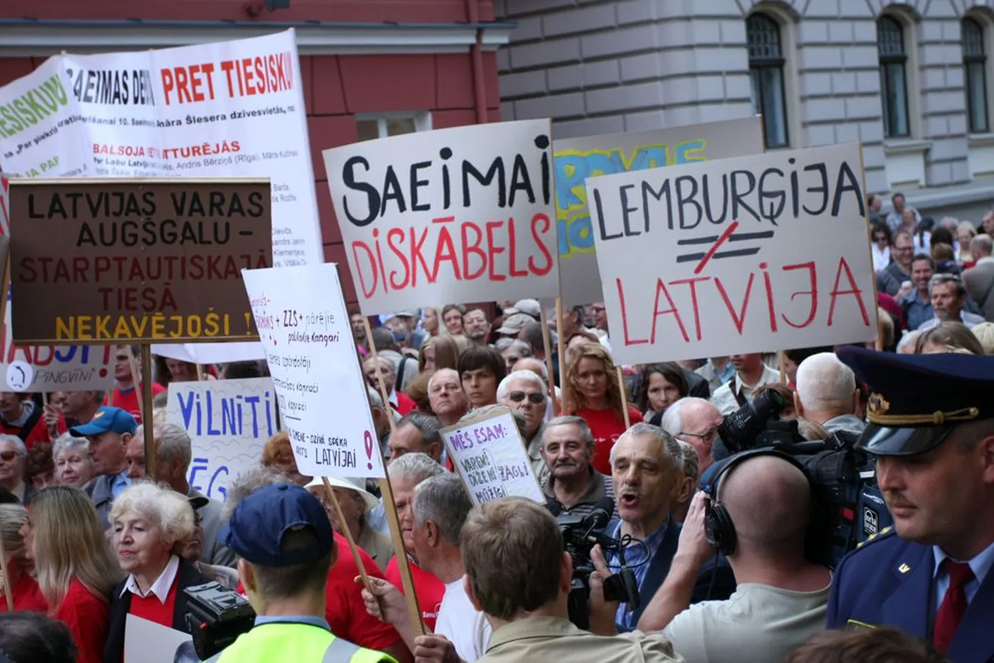 Korruptsioonivastane meeleavaldus Riias, mis järgnes presidendivalimistele, kus seim neid hurjutanud senise riigipea Valdis Zatlersi maha hääletas.