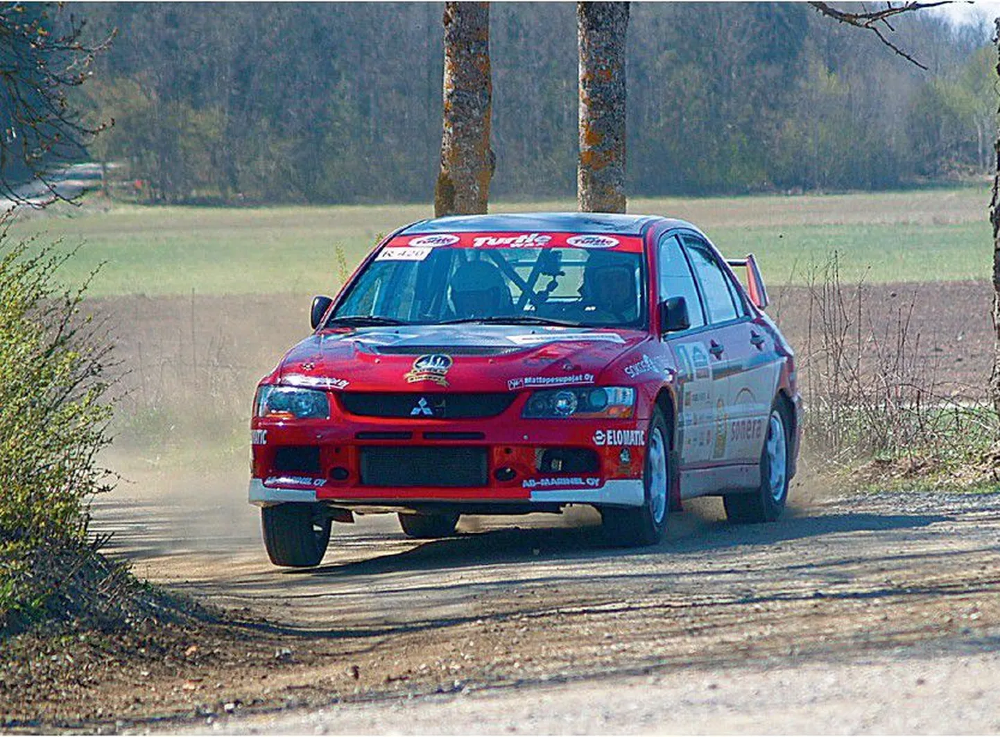 Tallinna rallil näitavad parimaid aegu Mitsubishi Lanceril kihutavad mehed