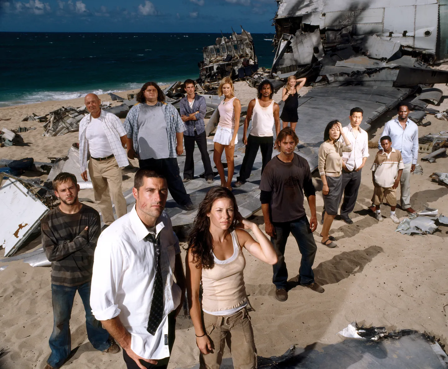 Seriaali «Teadmata kadunud» näitlejad. Tagumine rida vasakult paremale: Terry O'Quinn, Jorge Garcia, Ian Somerhalder, Maggie Grace, Naveen Andrews, Emilie de Ravin. Eesreas vasakult paremale: Dominic  Monaghan, Matthew Fox, Evangeline Lilly, Josh Holloway, Daniel Dae Kim, Yunjin Kim, Malcolm David Kelley ja Harold Perrineau