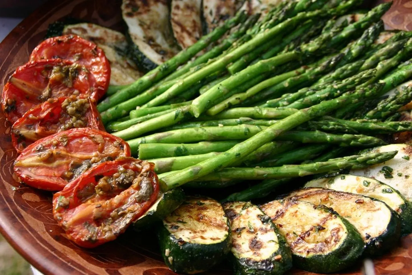 Liha kõrval võib katsetada ka köögiviljade grillimist, eriti hästi sobivad selleks suvikõrvits, mais, šampinjonid, tomat, paprika ja sibul. Proovida ju võib!