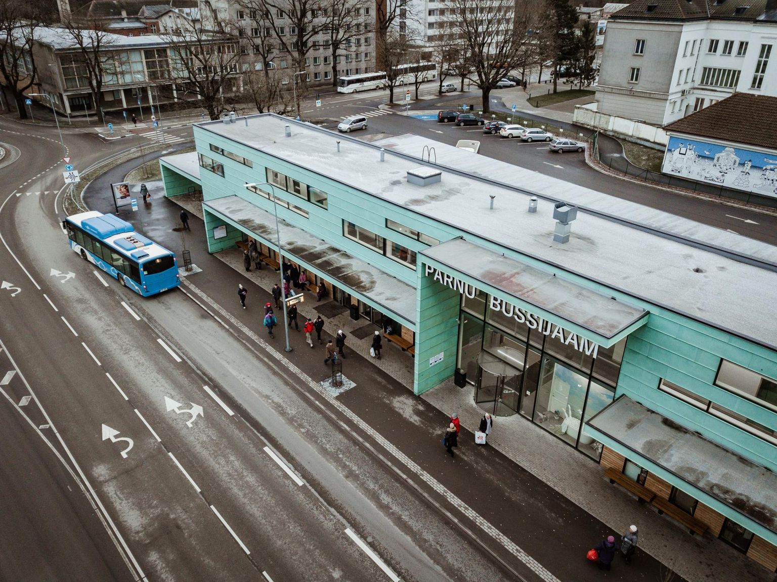 Pärnu bussijaam on 2018. aasta detsembriks üle elanud esimesed skandaalid, mille peategelased on olnud kodutud ja korda rikkuvad noortekambad.