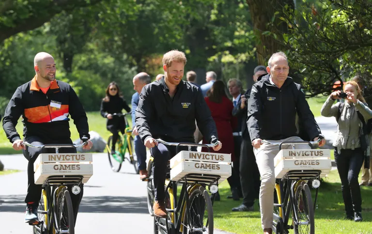 Sõjaveteran Dennis van der Stroom (vasakul), prints Harry (keskel) ja Hollandi kaitseväe kindralleitnant Mart de Kruif sõitmas haagis jalgratastega ning reklaamimas 2020 Invictus Games mänge