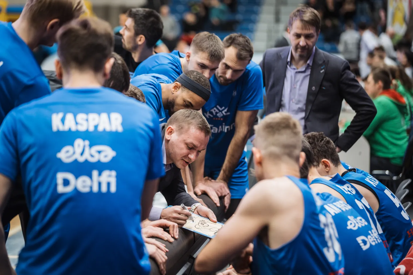 Kaspar Kitsing ja teised Kalev/Cramo mängijad eelmisel hooajal kuulamas peatreenerit Heiko Rannulat.