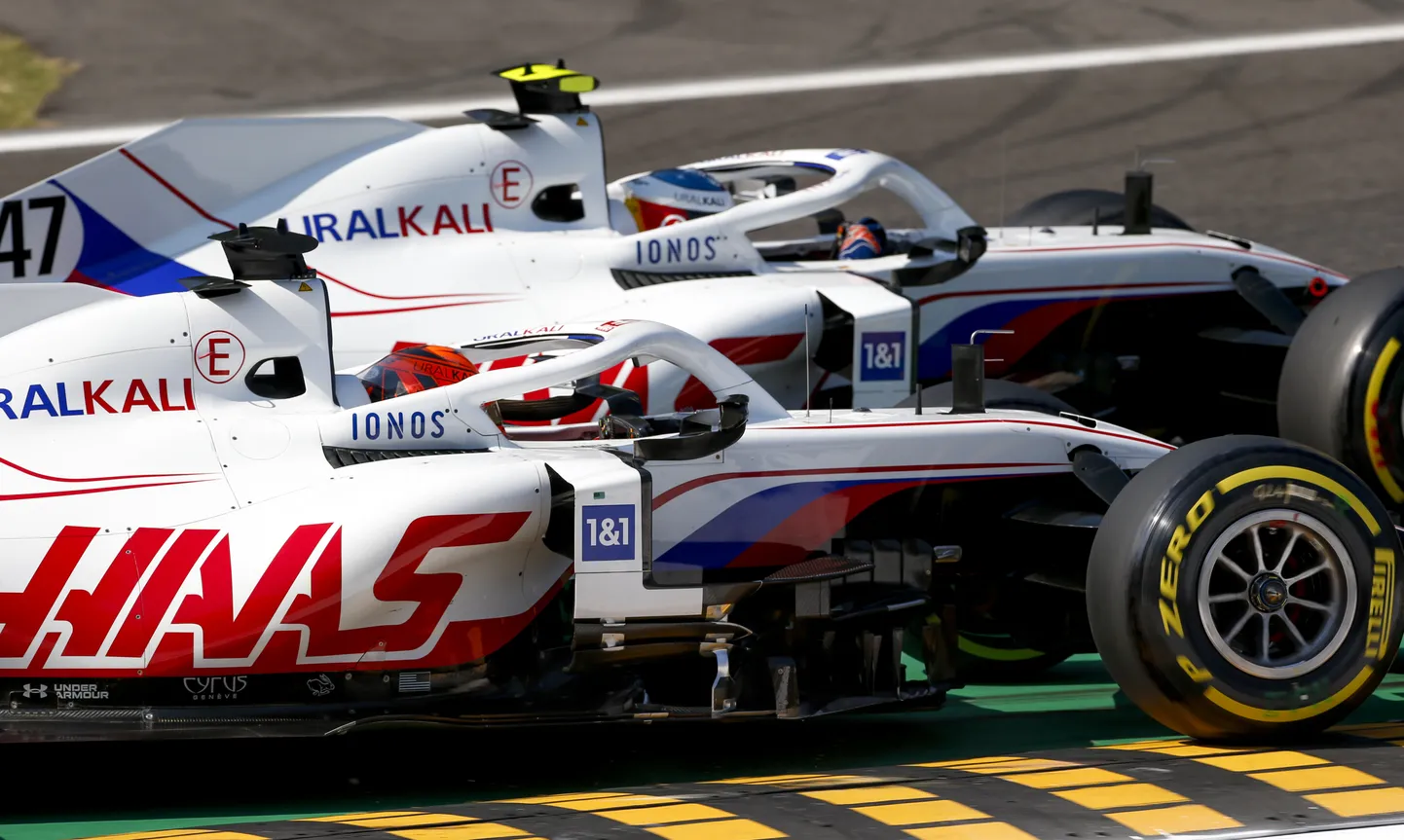 Nikita Mazepin (taga) ja Mick Schumacher Haasi vormelitega tänavu sõitmas.