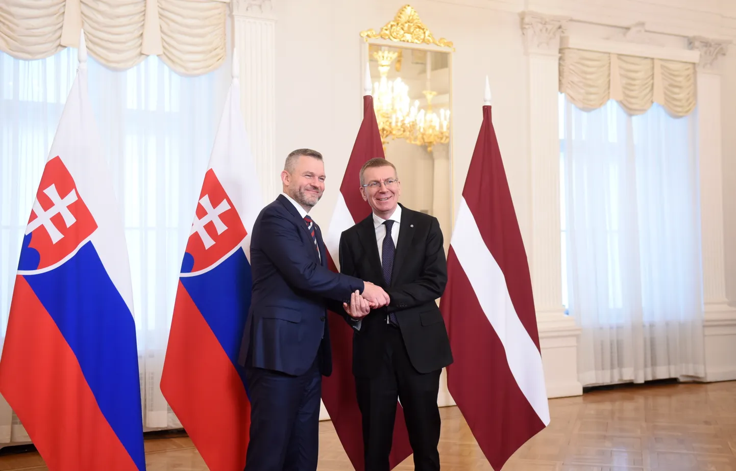 Valsts prezidents Edgars Rinkēvičs (no labās) un Slovākijas prezidents Peters Pellegrīns tikšanās laikā Rīgas pilī.