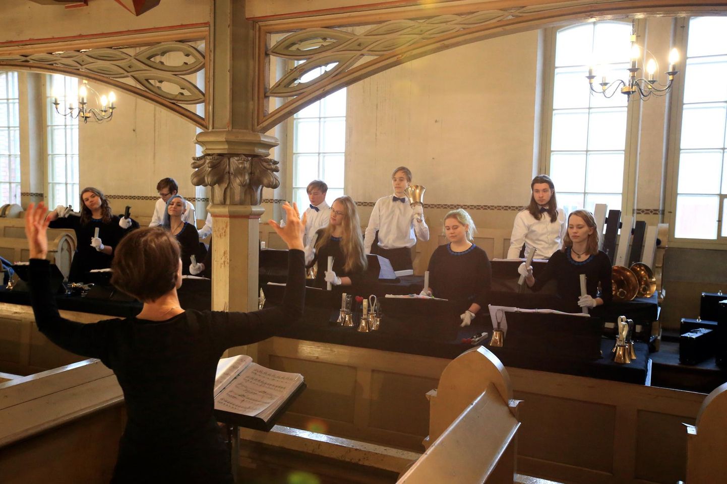 Arengutoetuse saanud Tartu Arsise kellade noorteansambel esinemas Peetri kirikus.