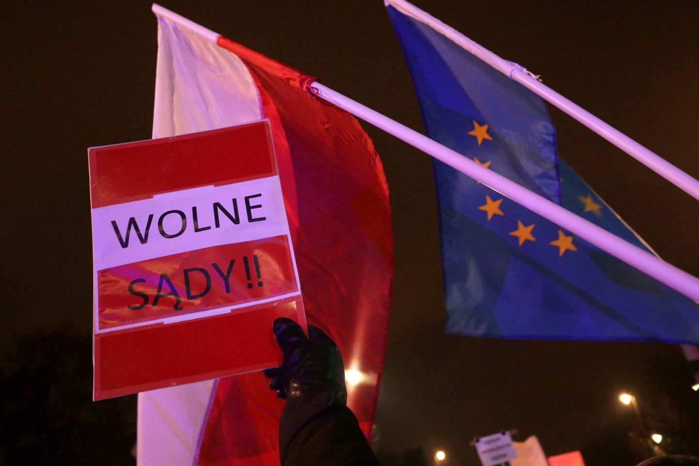 Detsembri alguses avaldati Varssavis meelt valitsuse kavandatava kohtureformi vastu, mis võib Poola ülemkohtu sõnul seada ohtu riigi liikmelisuse Euroopa Liidus.